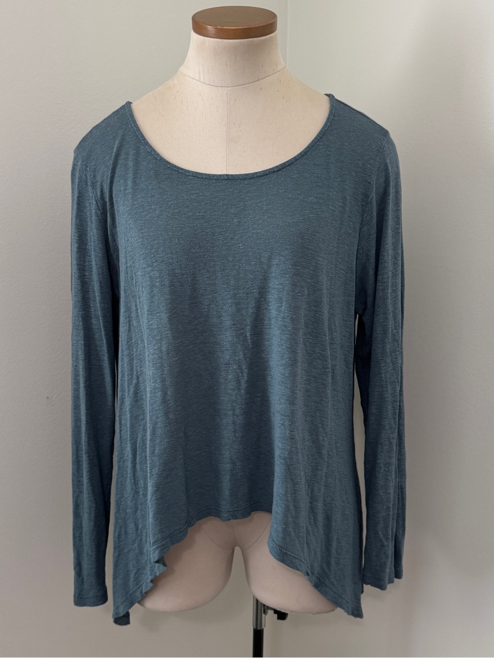 Lisa Bayne Medium Blue Linen Blend Long Sleeve Sharkbite Hem Flowy Top